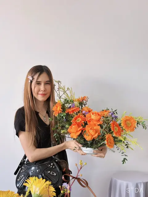 ช่อดอกไม้โทนส้มสดใสกับเจ้าของร้าน