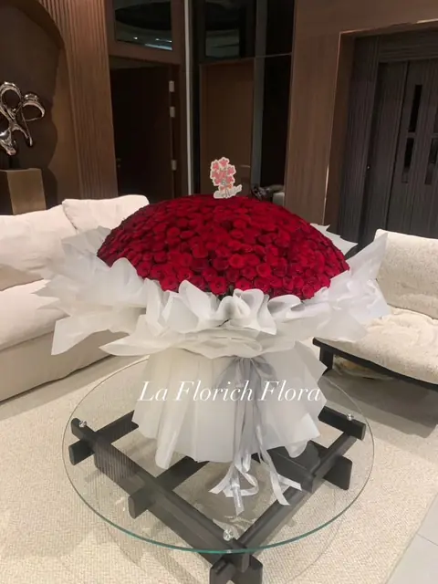 ช่อกุหลาบแดงทรงโดมบนโต๊ะกระจก